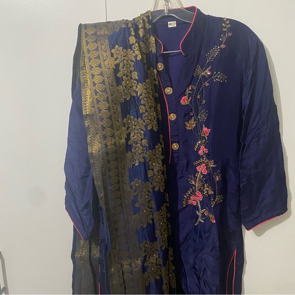 Kurta top and silk dupatta with added leggings - Picture 5 of 13